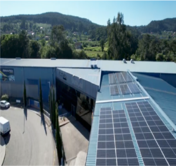 Nave industrial con placas solares en el tejado