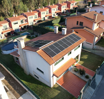 Placas solares en urbanización de casas individuales
